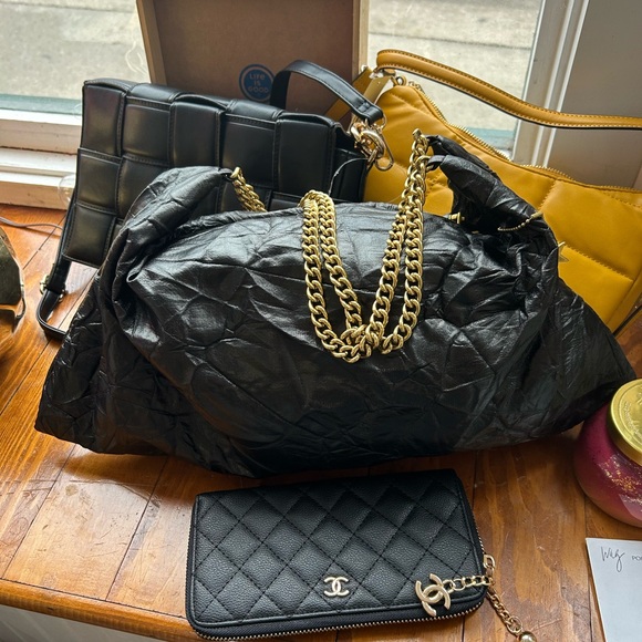 Black and Gold Chain Women's Bag buyers Givvy